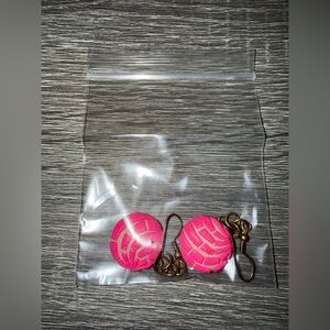 Adorable concha earrings